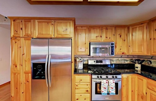 Eagle Mountain Estates Cabin | Teakwood Cozy Wood Cabin w/Fireplace & Hottub