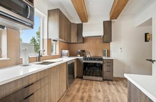 Kerns House | The Adelynn - 5BR Modern Luxury - Central Spot