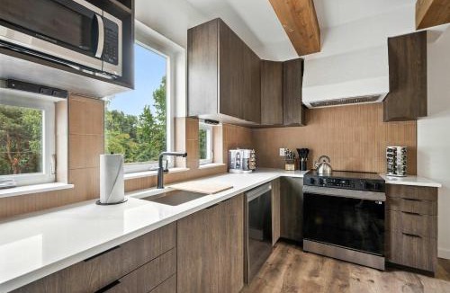 Kerns House | The Adelynn 5BR - Sleek - Spacious - Walkable