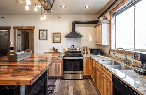 West Yellowstone Hotel | The Adventure Inn Yellowstone- Continental Divide Suite, 2BR retreat just 1 minute from Yellowstone!