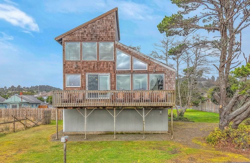 Lincoln City House | The Bay House | Siletz Bay Nearby | Fireplace