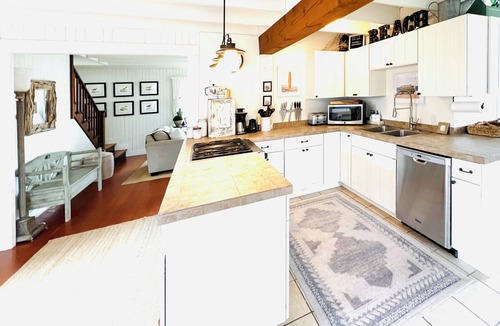 Gearhart House | The Blue Door Beach Cottage: 4 BDRM/2 Bath/Large Yard, Dog Friendly