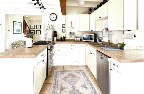 Gearhart House | The Blue Door Beach Cottage: 4 BDRM/2 Bath/Large Yard, Dog Friendly