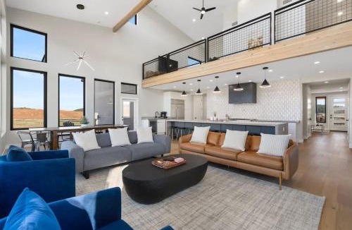 Fort Valley House | The Bluebird Flagstaff Jacuzzi Sleeps 26