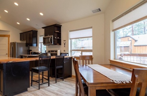 Sisters House | The Branches | Walk Sisters | Sleeps 10 | 4 bth