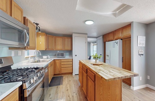 Jade Park House | The Cozi Mountainview Corner! Spacious 4-bedroom house in charming Albuquerque.