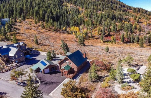 Summit Park House | The Crestview Cabin | Golf Simulator & Hot Tub