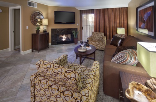 Las Vegas Villa | The desert club resort offers the best of both worlds.