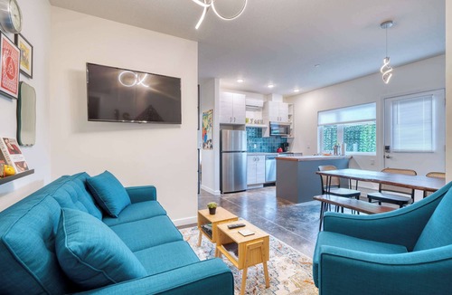 Hosford-Abernethy Apartment | The Division Street Funk Flat - 94 WalkScore