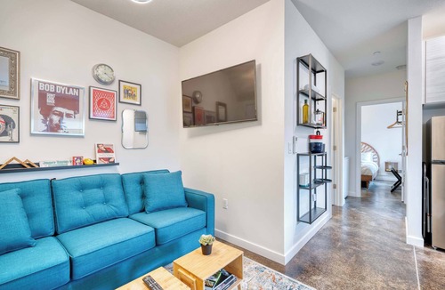 Hosford-Abernethy Apartment | The Division Street Funk Flat - 94 WalkScore