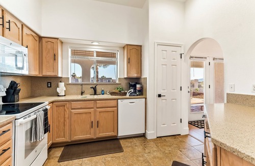 Sunridge Estates House | The Golden Oasis : Pool & Game Room 4BDRM 3BATH 12BED