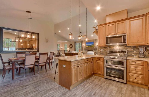 Tahoe Island House | The Grizzly Cabin - Close to lake and biking paths!