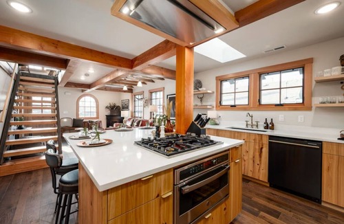 Old Bend House | The Hastings House - Walker's Paradise W/Hot Tub