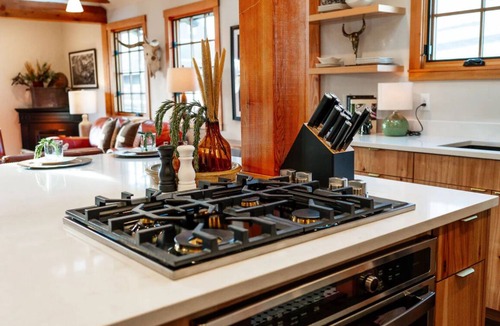 Old Bend House | The Hastings House - Walker's Paradise W/Hot Tub