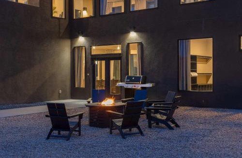 Big Water House | The Highlander - Luxe Hot Tub Firepit Views