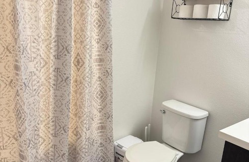 Little Armenia Apartment | The Hollywood Blvd Loft FREE AND DESIGNATED PARKING