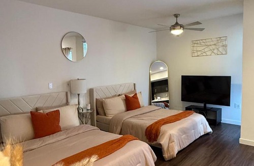 Little Armenia Apartment | The Hollywood Blvd Loft FREE AND DESIGNATED PARKING