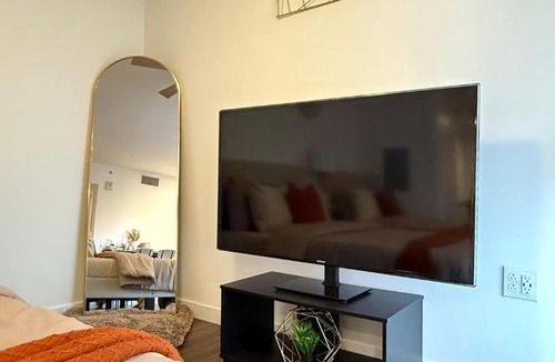 Little Armenia Apartment | The Hollywood Blvd Loft FREE AND DESIGNATED PARKING