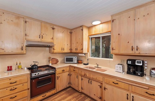 Crestline Cabin | The Lazy Bear Cabin - Warm & Woodsy w/Hot Tub