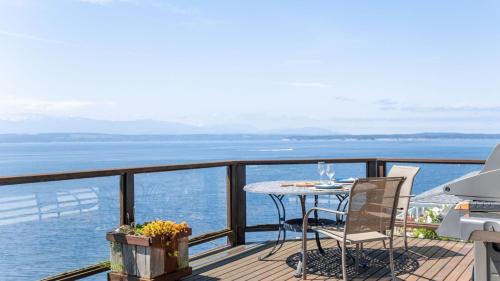 Freeland House | The Majestic Blue View by AvantStay