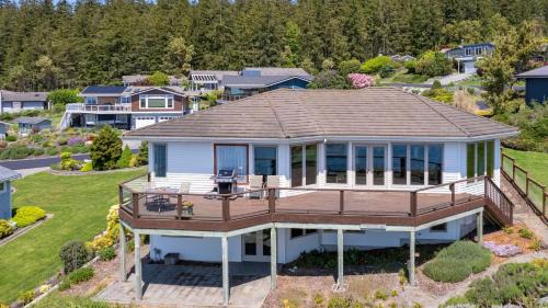 Freeland House | The Majestic Blue View by AvantStay
