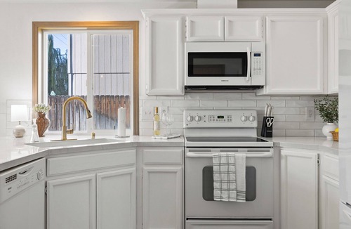 Pasco House | The Marigold - Cozy 3 Bed House in Pasco