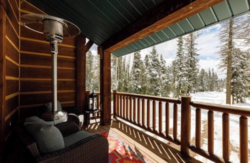 Meadow View Heights Cabin | The Moccasin Lodge w/Hot Tub & Fire Pit Escape