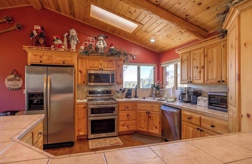 Castle Glen Estates House | The Moose Lodge. Stunning Mtn Views. Spa. Games.