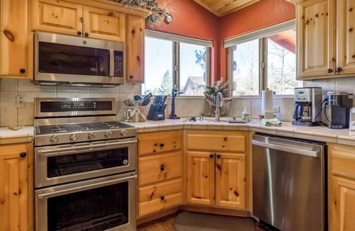 Castle Glen Estates House | The Moose Lodge. Stunning Mtn Views. Spa. Games.