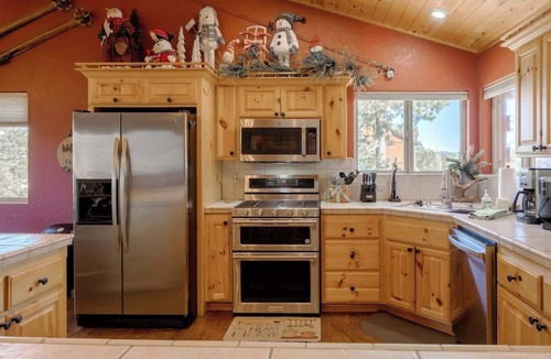 Castle Glen Estates House | The Moose Lodge. Stunning Mtn Views. Spa. Games.