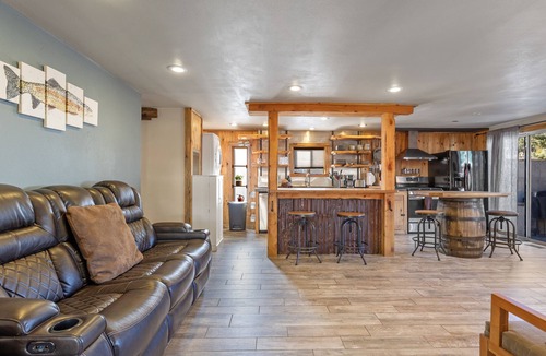 June Lake House | The Moutain Getaway, pet friendly home