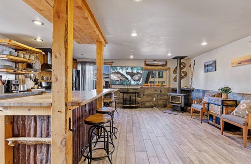 June Lake House | The Moutain Getaway, pet friendly home