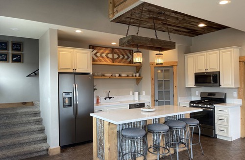 Fort Valley House | The Mustard Seed-Conveniently located w/gorgeous views @ the base of Snowbowl!