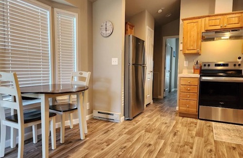 Vancouver House | The Nook: 400 ft² House - Full Kitchen & Bath - PNW Basecamp