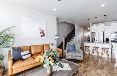 Washington Fields House | The Oasis @ Freedom Village | Sleeps up to 10!