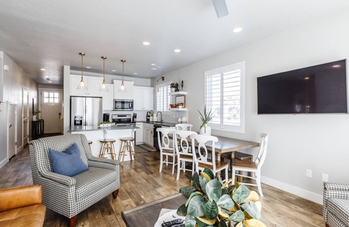 Washington Fields House | The Oasis @ Freedom Village | Sleeps up to 10!