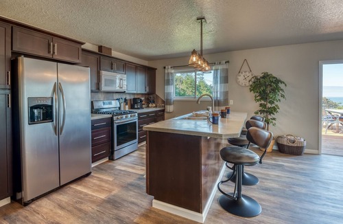 Lincoln City House | The Pacific Lookout Sleeps 6, Hot Tub, Pet Friendly, Ocean View, EV Charger