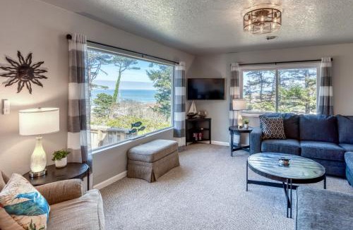 Lincoln City House | The Pacific Lookout Sleeps 6, Hot Tub, Pet Friendly, Ocean View, EV Charger