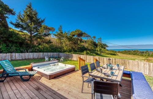 Lincoln City House | The Pacific Lookout Sleeps 6, Hot Tub, Pet Friendly, Ocean View, EV Charger