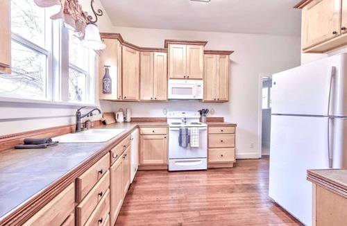 McMinnville House | The Pink House - Walkable Victorian, Pets Welcome