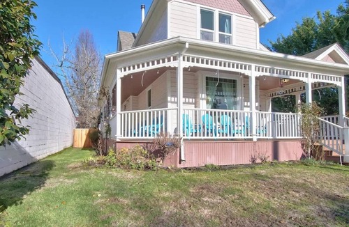 McMinnville House | The Pink House - Walkable Victorian, Pets Welcome