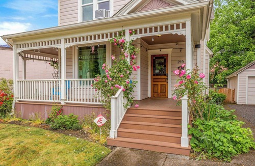 McMinnville House | The Pink House - Walkable Victorian, Pets Welcome