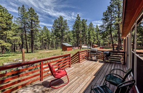 Parks House | The Ponderosa | Scenic Forest Views | Fire Pit & BBQ | Pet-Friendly | Now with Wi-Fi
