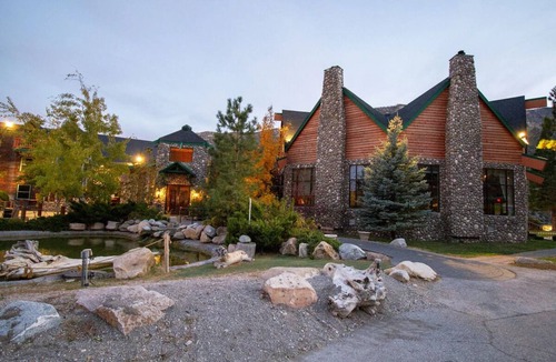 Mount Charleston Hotel | The Retreat on Charleston Peak, King Suite – Free Parking & Outdoor Fun