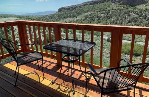 Mount Charleston Hotel | The Retreat on Charleston Peak, King Suite – Free Parking & Outdoor Fun