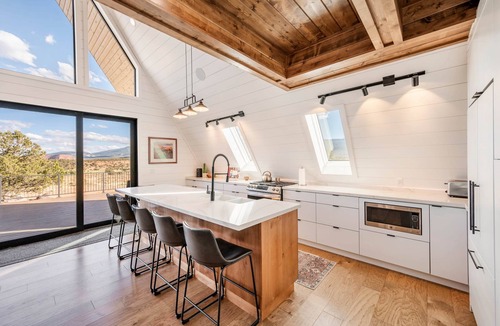 Torrey House | The Sage House: Sleeps 16 with incredible views!