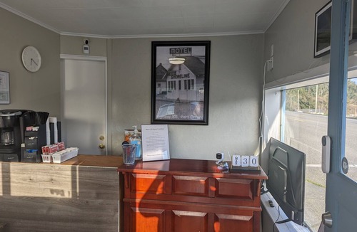 Port Orford Apartment | The Shoreline Inn & Suites - Oceanview - across from ocean, beach, & Battle Rock