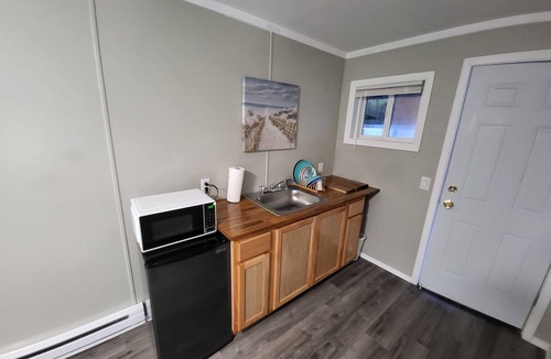 Port Orford Apartment | The Shoreline Inn & Suites - Oceanview - across from ocean, beach, & Battle Rock