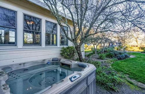 Geyserville House | The Starlite - Winery Hot Tub Alexander Valley