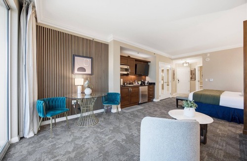 Las Vegas Hotel | The Suite Spot@MGM Signature Balcony Strip View